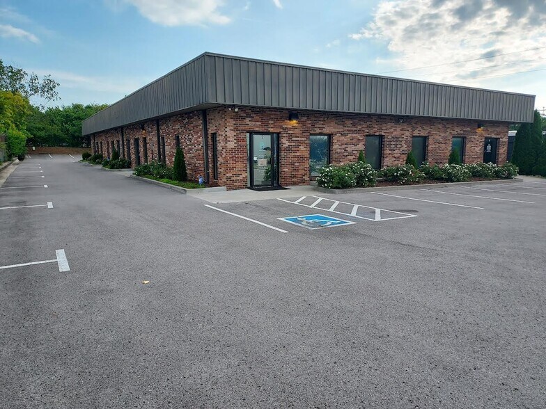 Primary Photo Of 120 Holiday Ct, Franklin Medical For Lease