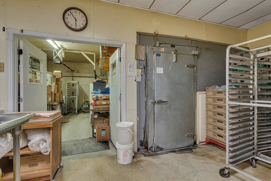 More Photos Of 531 Railroad Ave, Albany General Retail For Sale