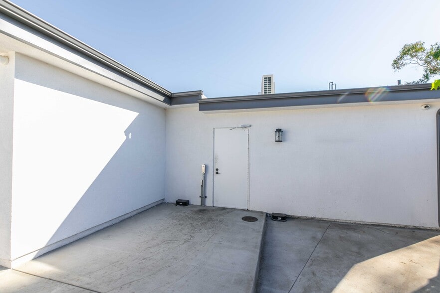 More Photos Of 3238 Foothill Blvd, Glendale Freestanding For Sale