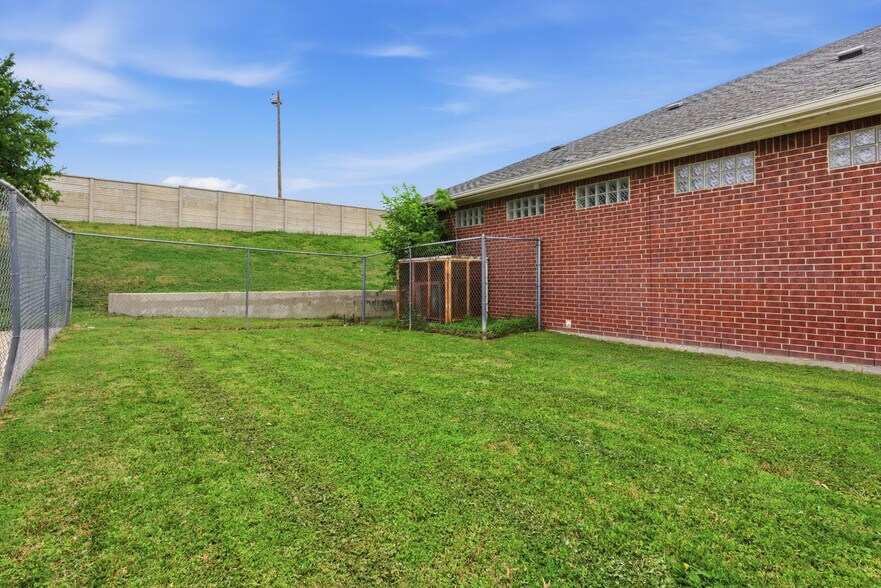 More Photos Of 1695 S State Highway 121, Lewisville Veterinarian Kennel For Sale