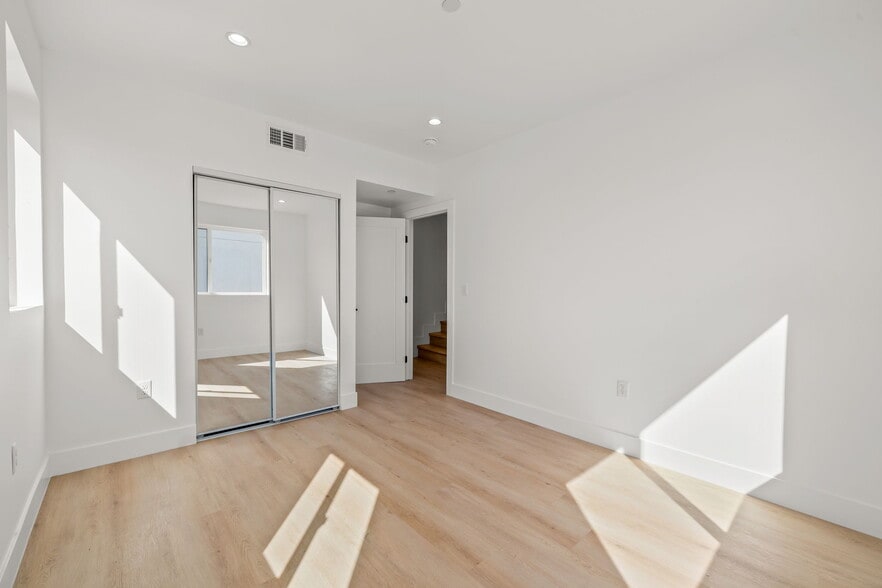 More Photos Of 1933 Magnolia Ave, Los Angeles Apartments For Sale