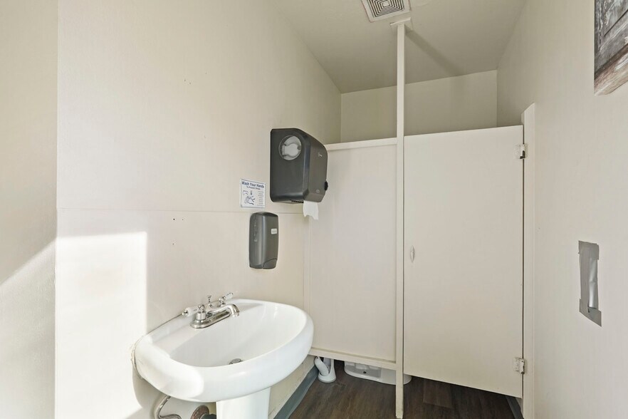 More Photos Of 14144 Market St, Walnut Grove Storefront For Sale