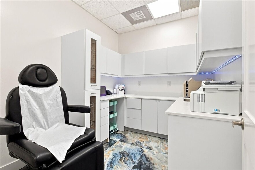 More Photos Of 2920-2950 NE 207th St, Aventura Unknown For Lease