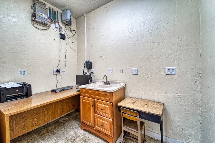 More Photos Of 124 6th St, Marysville Freestanding For Sale