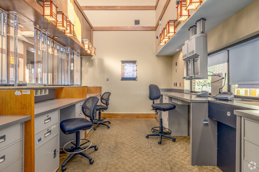 More Photos Of 1604 Margaret St, Jacksonville Bank For Lease