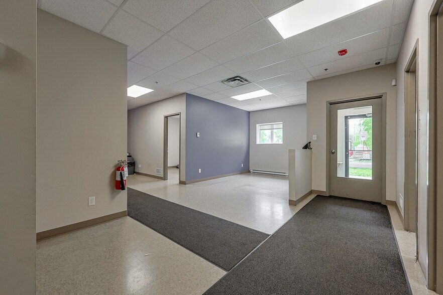 More Photos Of 780 Rue Georges-Cros, Granby Distribution For Lease
