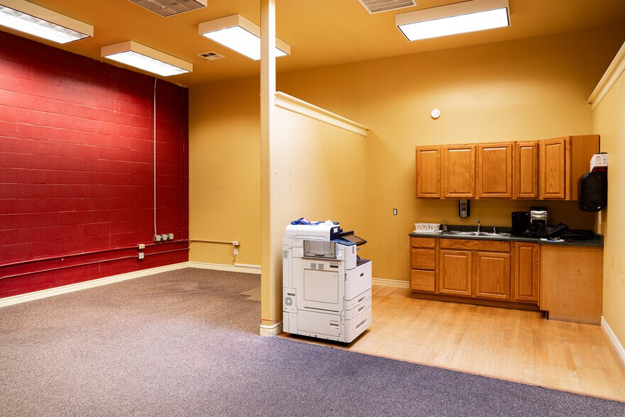 More Photos Of 815-817 N Central Ave, Medford Storefront For Lease