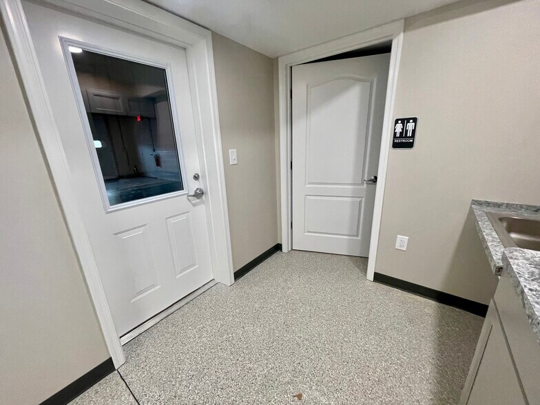 More Photos Of 3925 Lafayette Blvd, Fredericksburg Flex For Lease