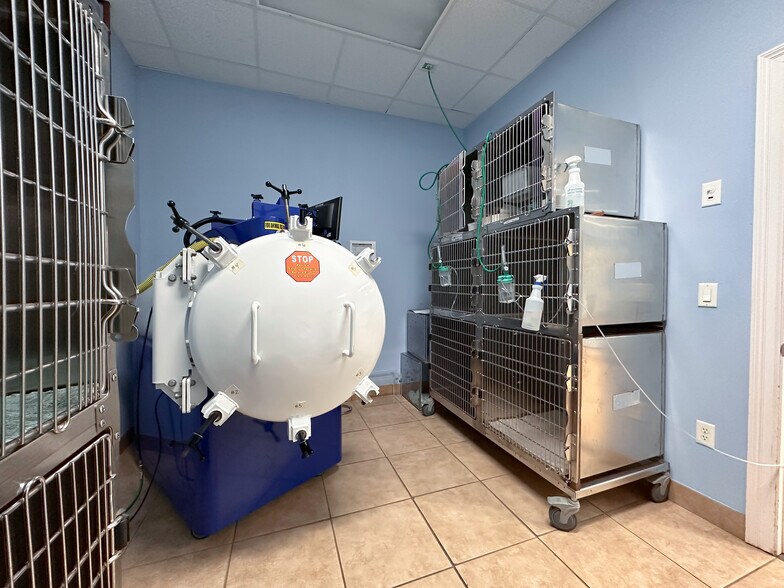 More Photos Of 6580 69th St, Vero Beach Veterinarian Kennel For Sale