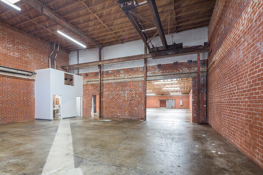 More Photos Of 1458 E 58th Pl, Los Angeles Showroom For Lease