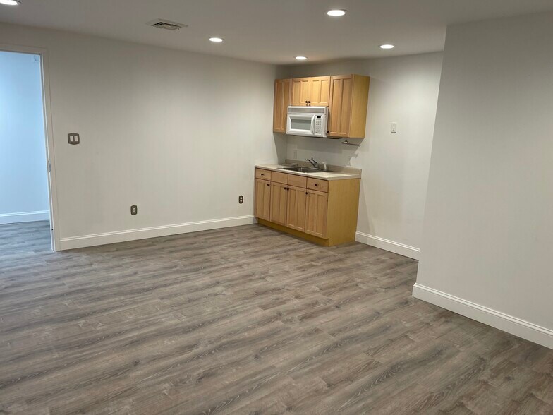 More Photos Of 160 Howells Rd, Bay Shore Medical For Lease