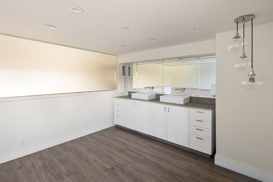 More Photos Of 9435-9439 Santa Monica Blvd, Beverly Hills Storefront Retail Office For Lease