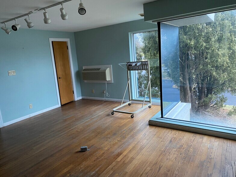 More Photos Of 1720 Valley View Rd, Hermitage Office For Sale