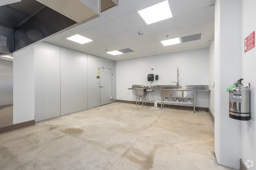 More Photos Of 427 Lombrano St, San Antonio Manufacturing For Lease