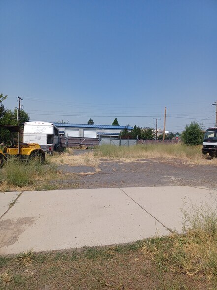 More Photos Of 419 S Broad St, Klamath Falls Light Distribution For Sale