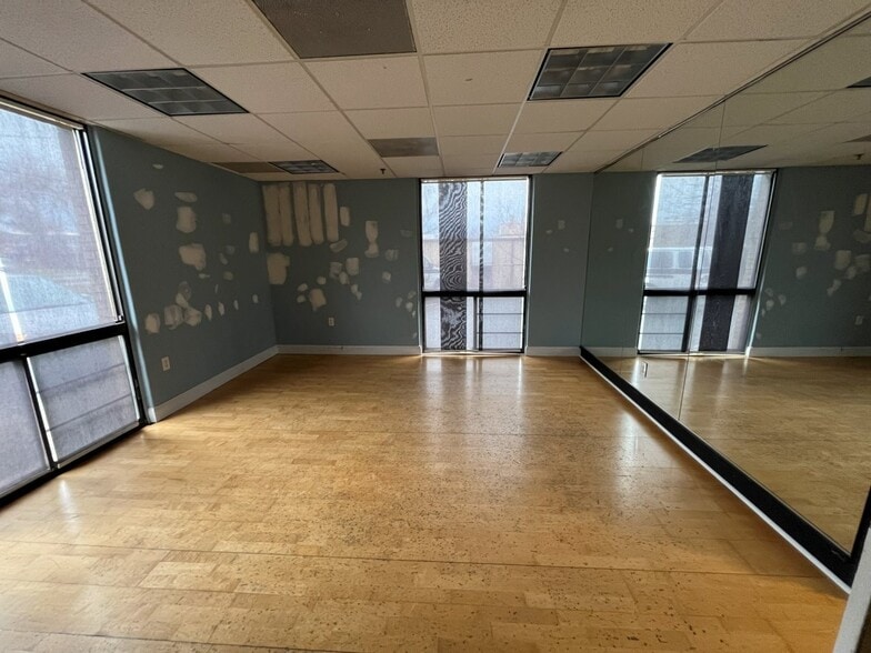 More Photos Of 601-605 Union Blvd, Totowa Showroom For Lease