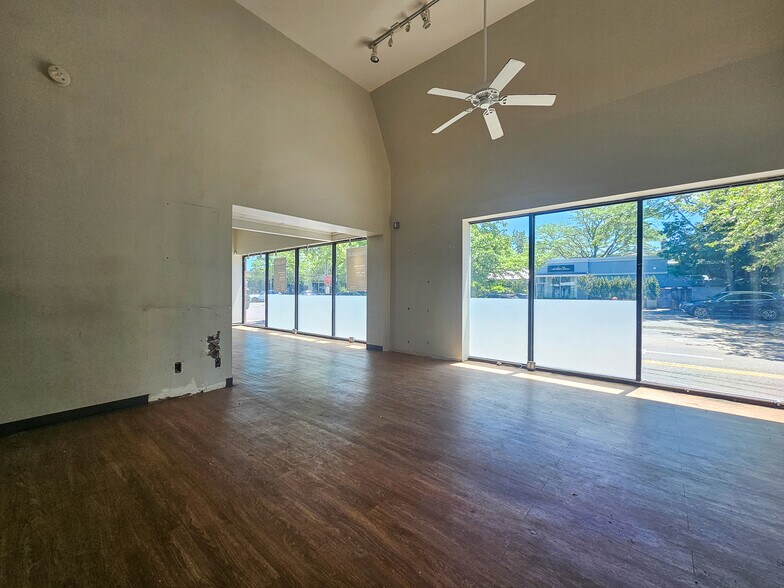 More Photos Of 2 Main St, Sag Harbor Storefront For Lease