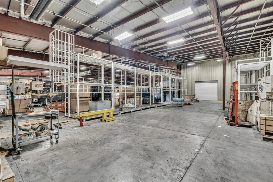 More Photos Of 202 1st St S, Kalona Manufacturing For Sale