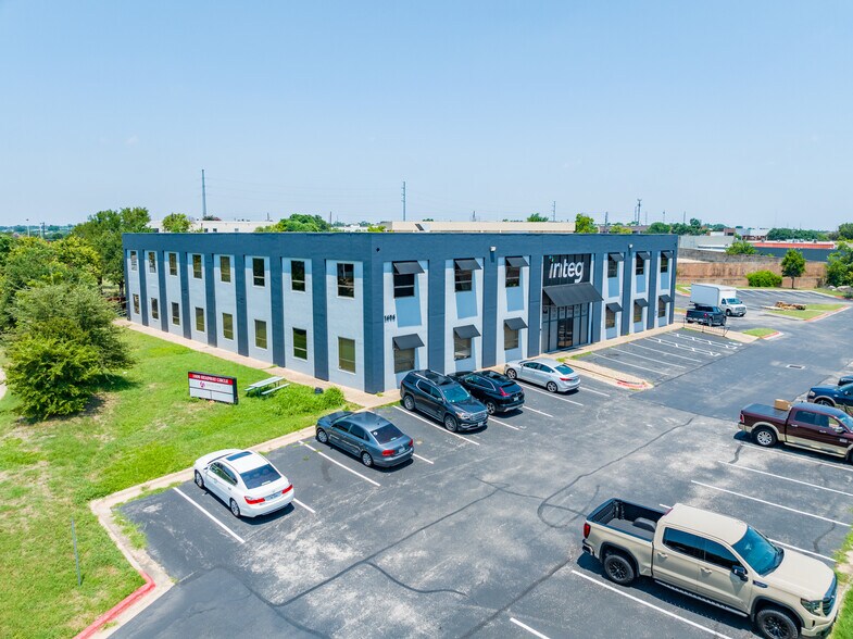 More Photos Of 1606 Headway Cir, Austin Light Manufacturing For Lease