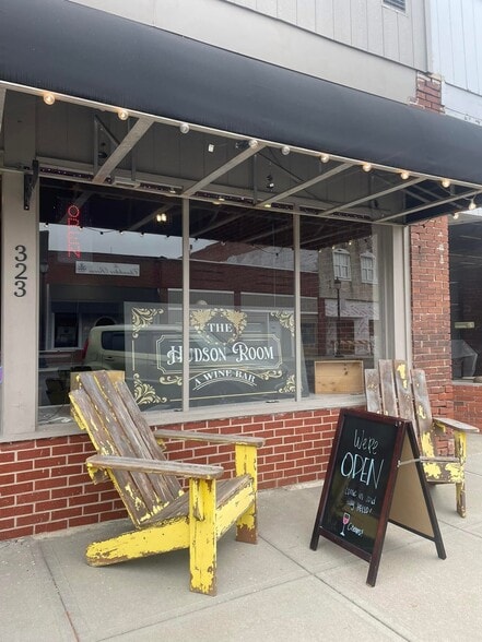 More Photos Of 323 S Hudson St, Buckner Storefront For Sale