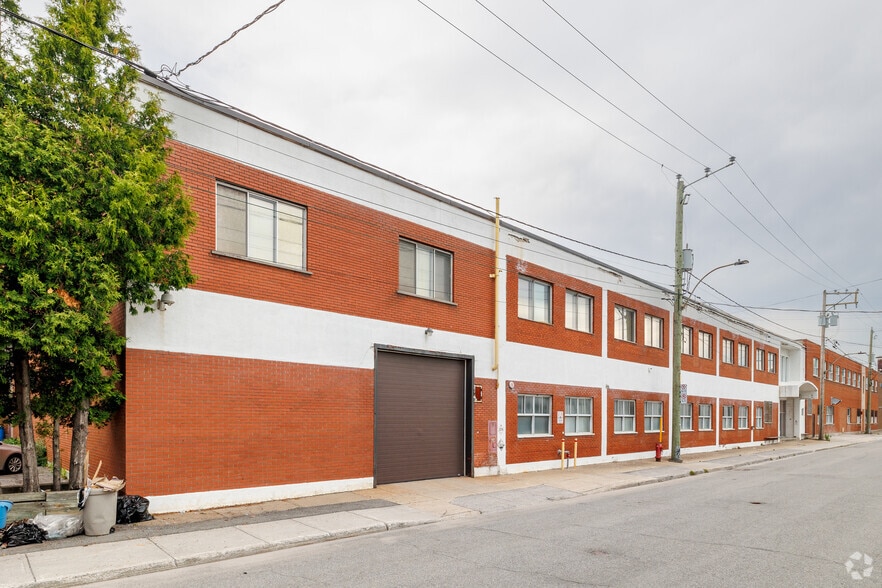 Primary Photo Of 9735-9785 Rue Jeanne-Mance, Montréal Distribution For Sale