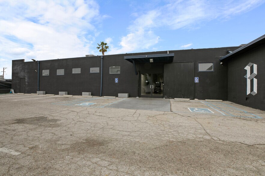 More Photos Of 1604 Venice Blvd, Los Angeles Showroom For Lease