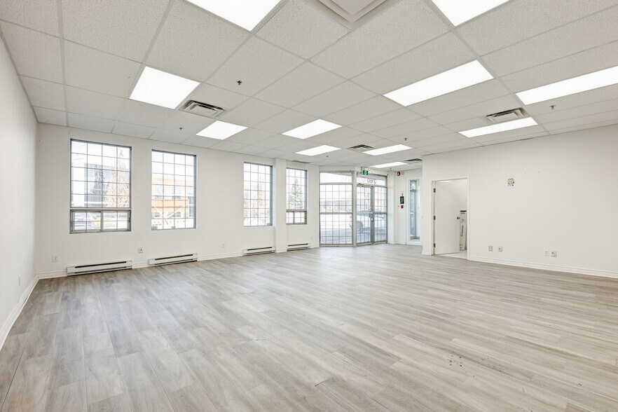 More Photos Of 2156-2168 Rue de la Province, Longueuil Light Distribution For Lease