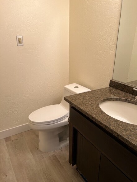 More Photos Of 7631 E Greenway Rd, Scottsdale Warehouse For Lease