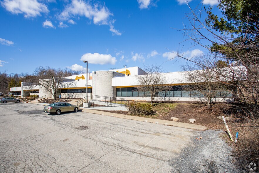 More Photos Of 500 Business Center Dr, Pittsburgh Light Distribution For Lease