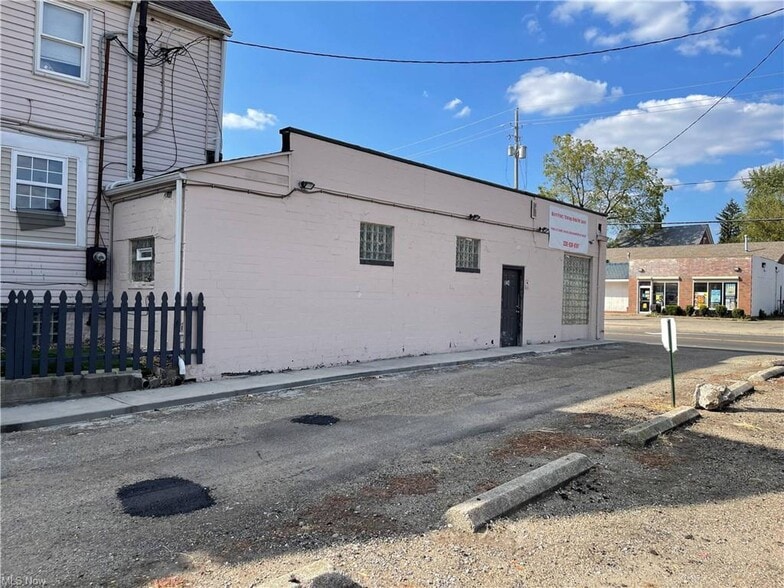 More Photos Of 824 12th St NW, Canton Storefront Retail Residential For Sale