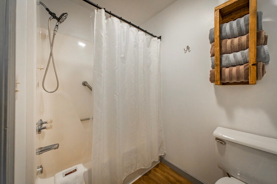 More Photos Of 8546 Edgemont Rd, Greers Ferry Hotel For Sale