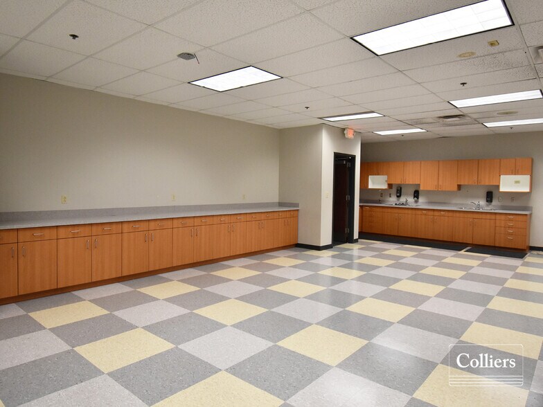 More Photos Of 8248-8264 Lackland Rd, Saint John Warehouse For Lease