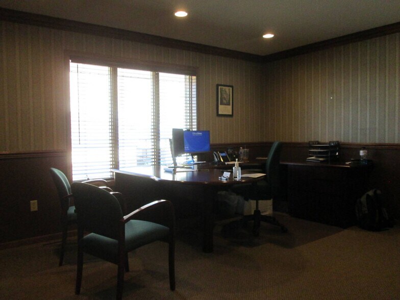 More Photos Of 101 7th St S, Saint James Freestanding For Lease