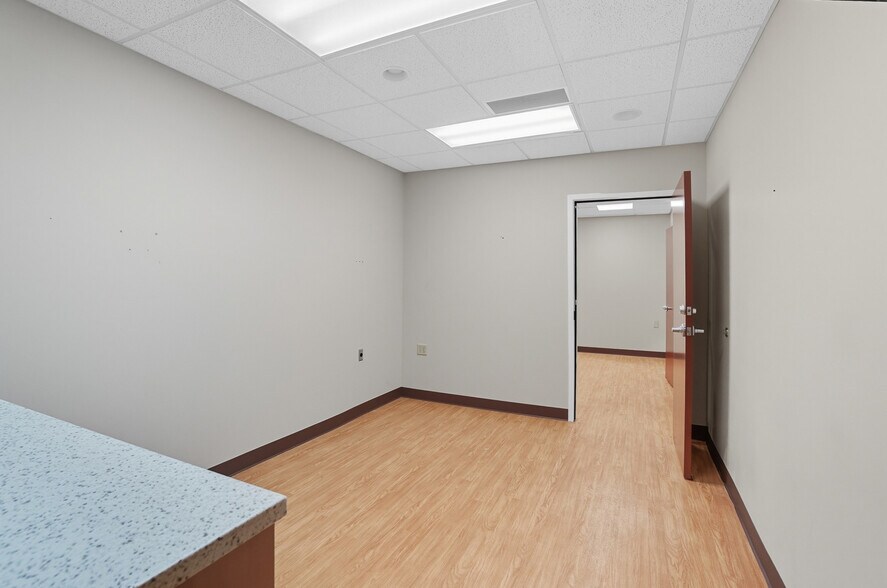 More Photos Of 916-920 W Market St, Lima Medical For Lease