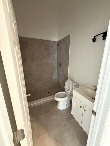 More Photos Of 18-20 E Pleasant St, Avon Park Religious Facility For Lease