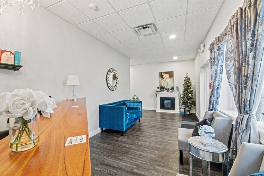 More Photos Of 1794 Bridge St, Dracut Storefront For Sale