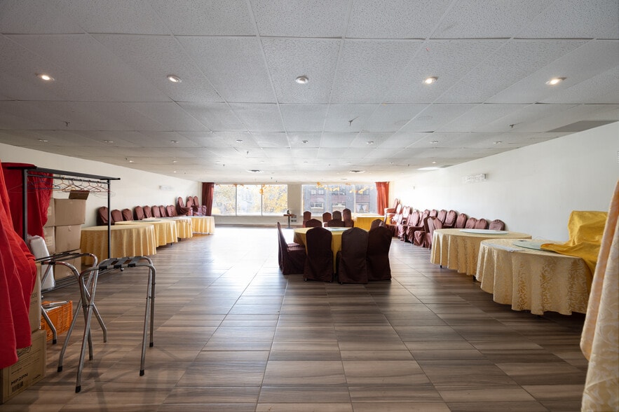 More Photos Of 1055 Boul Saint-Laurent, Montréal General Retail For Lease