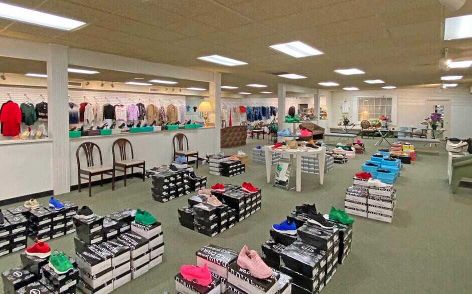 More Photos Of 33224 Grand River Ave, Farmington Freestanding For Lease