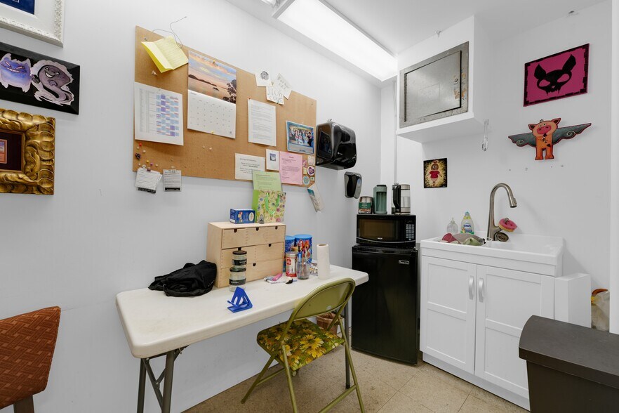 More Photos Of 953 Brunette Ave, Coquitlam General Retail For Sale