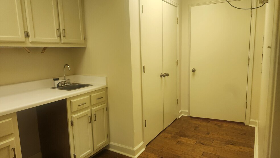More Photos Of 4727-4729 Spottswood Ave, Memphis Office For Lease