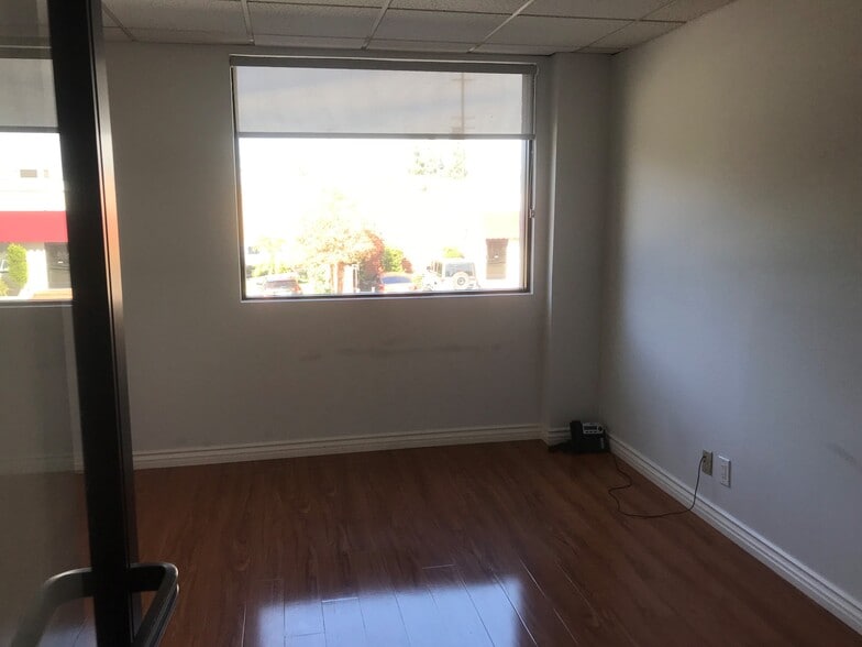 More Photos Of 1036 N Lake St, Burbank Service For Lease