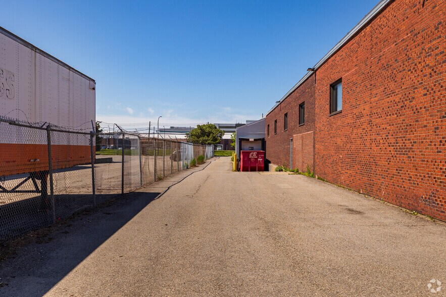 More Photos Of 235 Montee De Liesse, Saint-Laurent Manufacturing For Sale