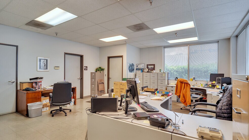 More Photos Of 7025 N Leadbetter Rd, Portland Service For Lease