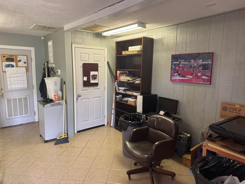 More Photos Of 818 Morton Ave, Bardstown Manufacturing For Sale