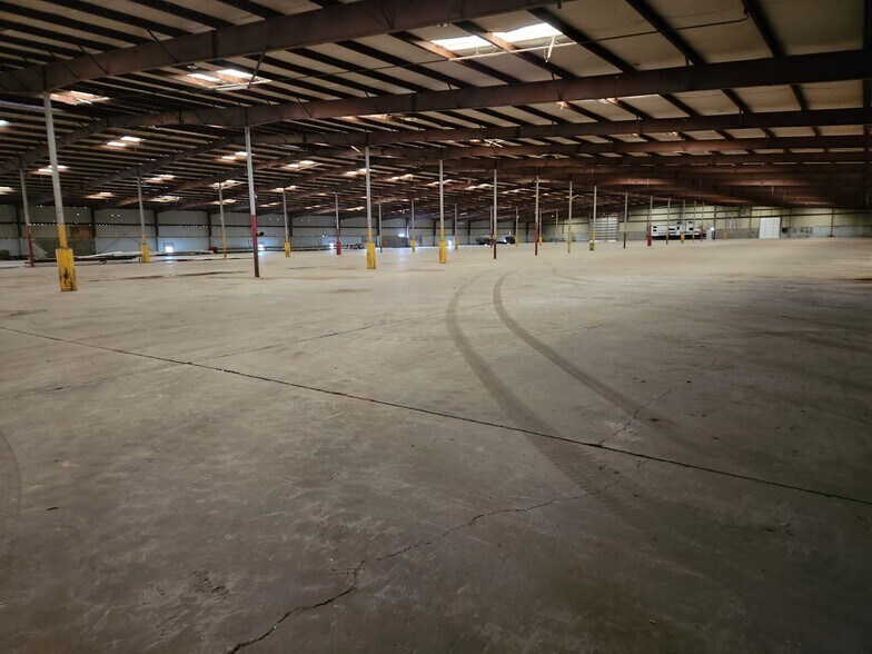 More Photos Of 7301 Victory Blvd, Newport Warehouse For Sale