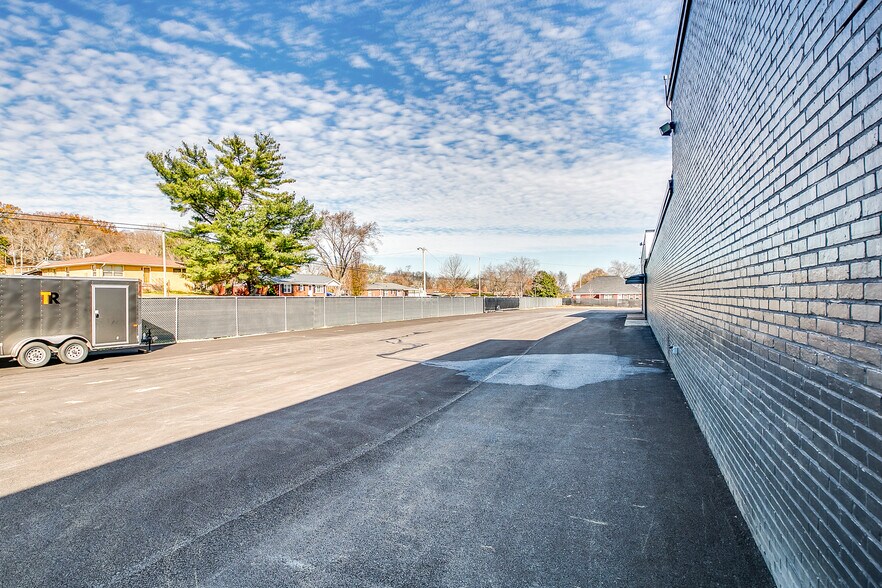 More Photos Of 500 1st Ave, Mount Pleasant Manufacturing For Lease