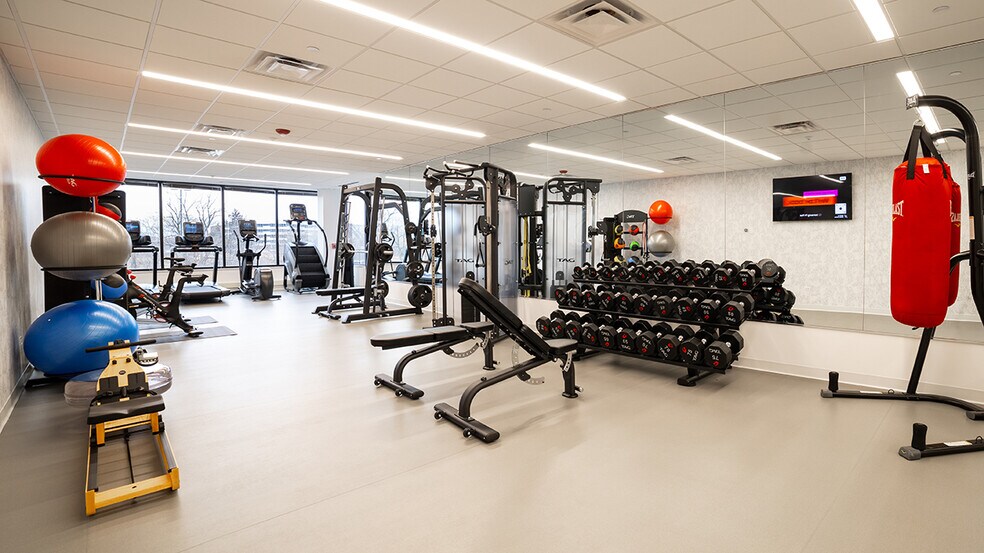 More Photos Of 1801 S Meyers Rd, Oakbrook Terrace Office For Sale