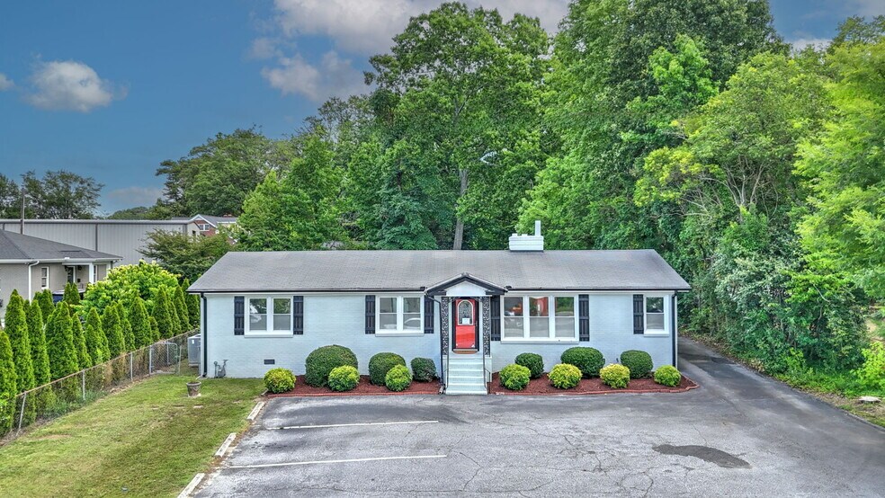More Photos Of 1 Elizabeth Dr, Greenville Freestanding For Sale