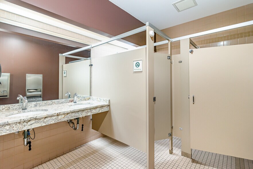 More Photos Of 941 Hillwind Rd NE, Minneapolis Medical For Lease