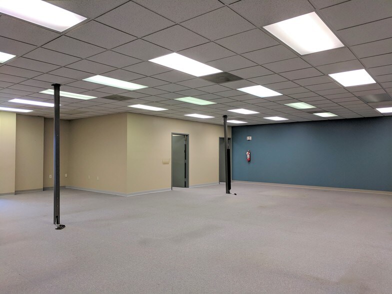 More Photos Of 901 W Main St, El Paso Office For Sale